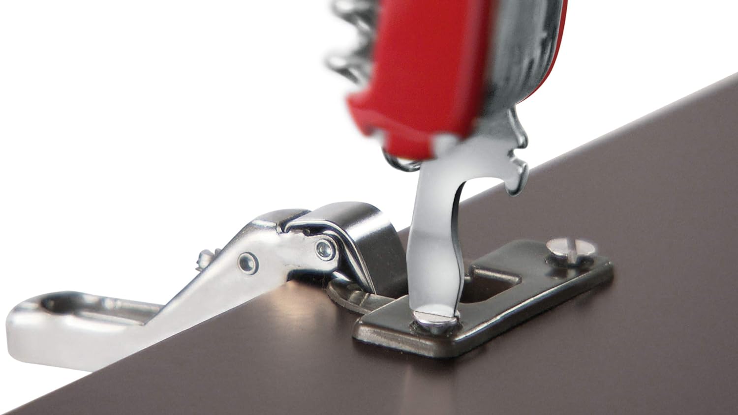 Victorinox Signature Lite usando el destornillador plano