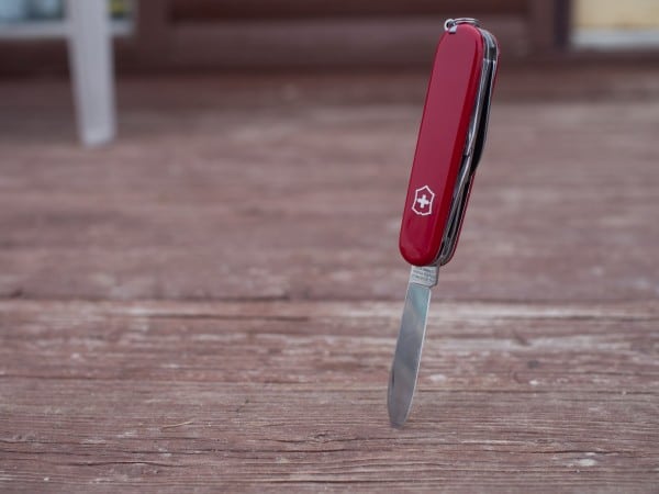 Victorinox CLIMBER clavada en madera Review
