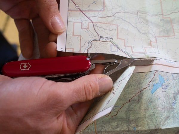 Victorinox CLIMBER Review. Cortando papel