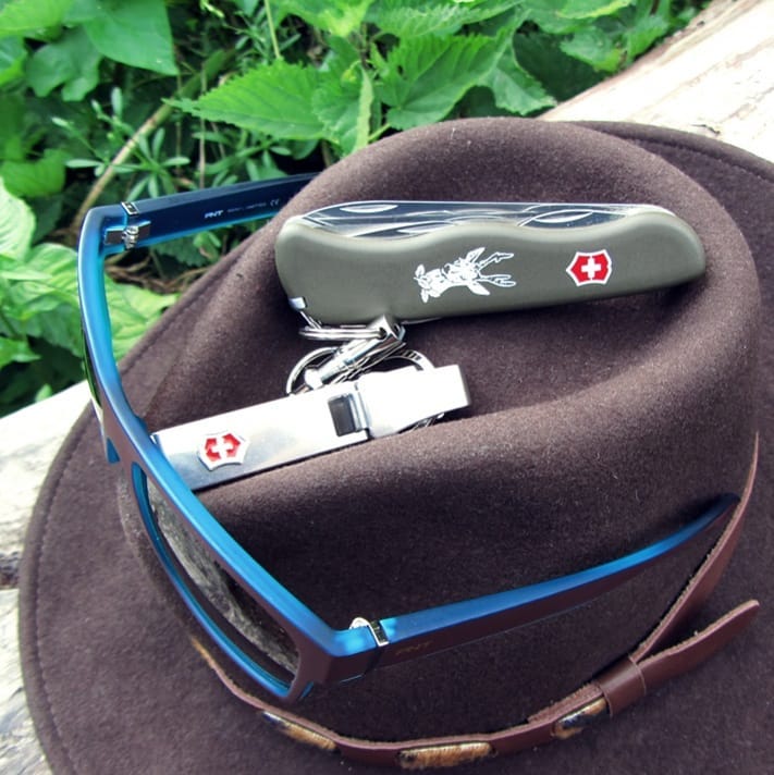 Victorinox HUNTER Review sobre sombrero de Indiana Jones con otros complementos, gafas y llavero