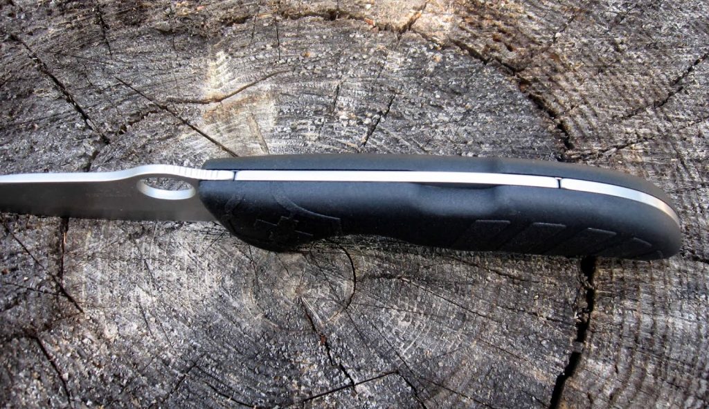 Victorinox Hunter pro de canto sobre tronco de madera
