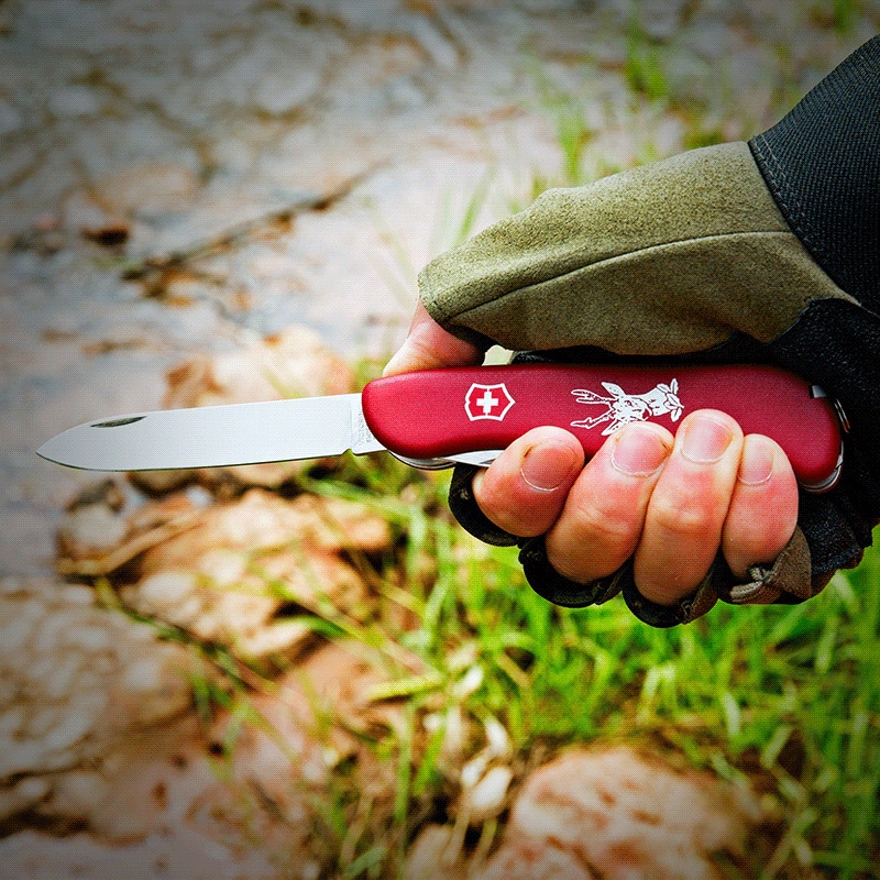 Victorinox HUNTER Review. Navaja en color rojo en manos de un cazador