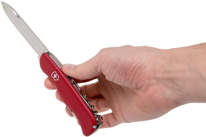 Victorinox PICKNICKER Review con la cuchilla grande abierta cogida con la mano derecha